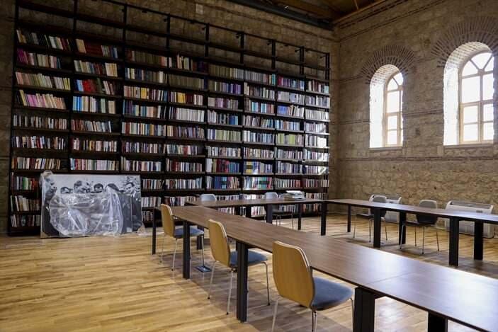 <p><span style="color:#000080"><strong>Yaklaşık iki sene süren restorasyon sürecinin ardından kütüphaneye dönüştürülen Türkiye'nin en büyük dünyanın üçüncü büyük kütüphanesi Rami Kütüphanesi, Cumhurbaşkanı Erdoğan öncülüğünde 13 Ocak'ta vatandaşlar için hizmete açıldı. Rami Kütüphanesi'nin 5 günde toplam 113 bin 500 kişiyi ağırladığı öğrenildi. </strong></span><a href="https://www.yasemin.com/"><span style="color:#FFFFFF"><strong>(Yasemin.com)​</strong></span></a></p>

<p> </p>

