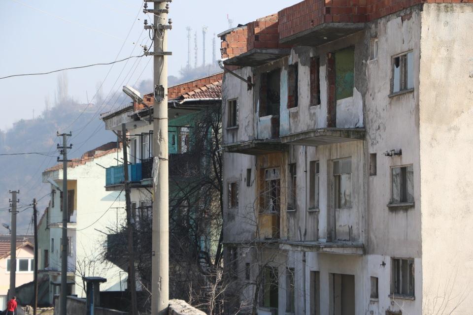 <p>Yıkım gerçekleşmeden önce evlerde gerekli kontrolleri yaptıklarını anlatan Karagöz, "İnsanlar köylerine arsalarına gelip burada ucuz malzeme almak istiyor. Bunu da hiçbir tedbir almadan buradan söküyor. </p>