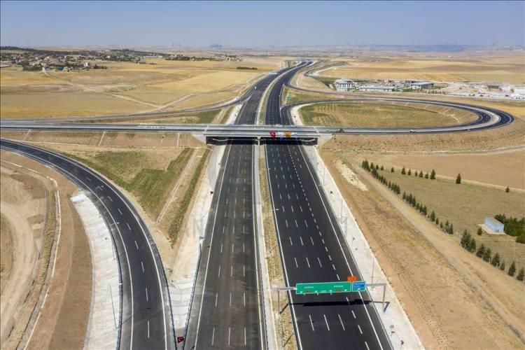 <p>ANKARA-NİĞDE OTOYOLU: Ankara-Niğde Otoyolu ekonomiye 1.3 milyar dolar GSYH, 2.7 milyar dolar üretim, 182.6 milyon dolar ihracat, 60.6 milyon dolar vergi geliri ve yıllık ortalama 10.2 bin kişi istihdam sağladı. Toplumsal refaha toplam 202 milyon dolar tasarruf etkisi sağladı.</p>

