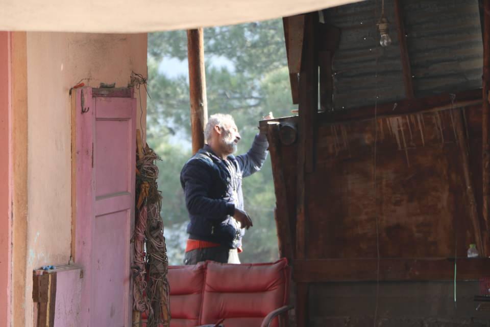 <p>Boşaltılan evin üzerinde x harfi ve y harfi yazıyoruz. Y harfi yık demek o aşamaya geldiğinde binanın içerisini 15 dakika dolaşıyoruz. Dolaşmazsak içerisinden insan çıkıyor. Burada can güvenliği her şeyden önemli" ifadelerine yer verdi.</p>
