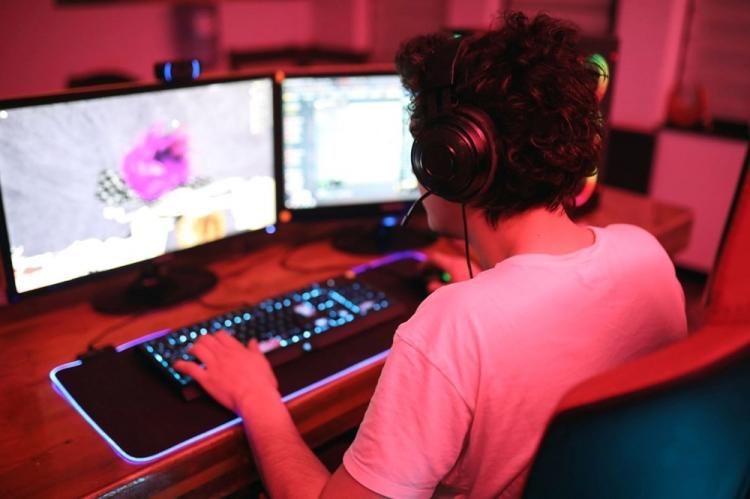 <p><strong>Game Developer (Oyuncu Geliştiricisi)</strong></p>
<p>Oyun Geliştiriciler, dijital ortamda oynanan bir oyunu teknik gereksinimler ve oyunun hangi platformda olduğuna bağlı olarak farklı türde kodlama dilleri ile sıfırdan oluşturan yazılım uzmanlarıdır.</p>