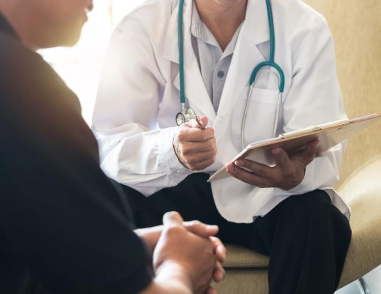 <p><strong>Patient Coordinator (Hasta İlişkileri Sorumlusu)</strong></p>
<p>Hasta koordinatörleri, hastanın sağlık ve tedavi ihtiyaçlarını yönetmeye yardımcı olurken aynı zamanda hasta ile sağlık kuruluşu arasında yaşanan problemlerin çözümüne aracı olmak ve müşteri memnuniyetini sağlamakla sorumludur.</p>