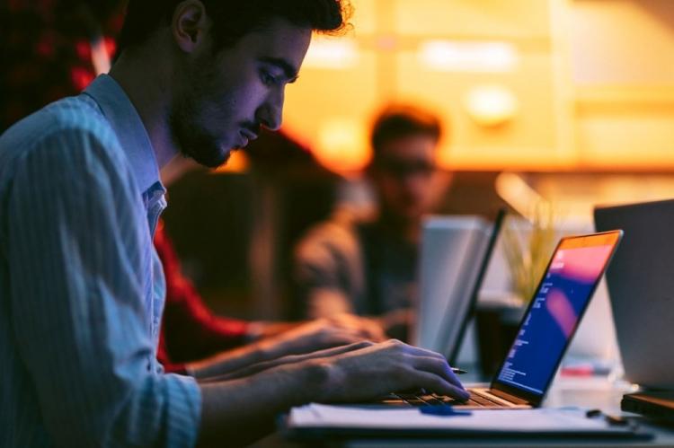 <p><strong>Software Quality Assurance Engineer (Yazılım Kalite Güvence Mühendisi)</strong></p>
<p>Yazılım kalite güvence mühendisleri, yazılım ürünlerinin istenen kaliteyi ve geliştirici şirket tarafından belirlenen standartları karşılamasını sağlamak için yazılım geliştirme sürecinin her adımını izler.</p>