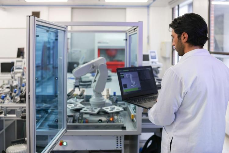 <p><strong>Robotics Engineer (Robotik Mühendisi)</strong></p>
<p>Robotik mühendisleri, imalat başta olmak üzere birçok endüstride kullanılan robotların ve robotik sistemlerin tasarlanması, geliştirilmesi ve yapılandırılmasından sorumludur. Ayrıca bu sistemleri test etmek için yazılım sistemleri de oluştururlar.</p>