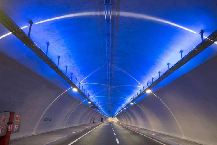 <p>AVRASYA TÜNELİ: Ekonomiye 2 milyar dolar GSYH, 4.1 milyar dolar üretim, 340.4 milyon dolar ihracat, 116.5 milyon dolar vergi geliri ve yıllık ortalama 7.7 bin kişi istihdam faydası sağladı. Toplumsal refaha toplam 765.2 milyon dolarlık tasarruf katkısında bulundu.</p>
