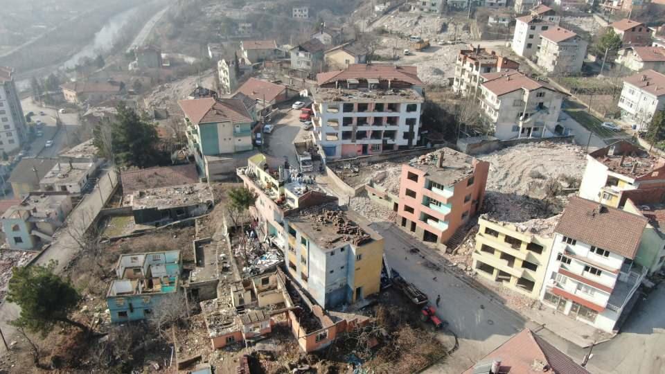 <p> Karabük'ün Soğuksu Mahallesinde kentsel dönüşüm projesinin üçüncü etap çalışmaları çerçevesinde 383 evin yıkım çalışmaları sürüyor.</p>
