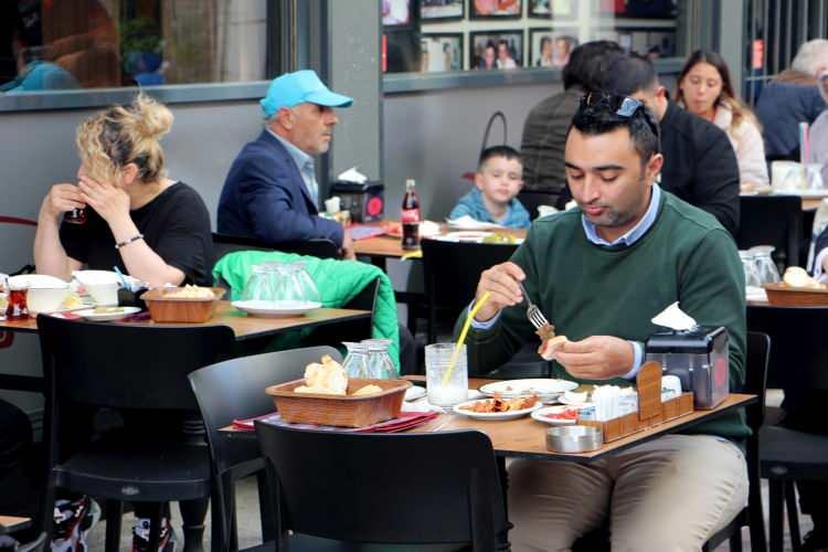 <p>Lokantacılar Odası kararını aldı, tarifemizin matbaadan çıkmasını bekliyoruz. Yeni tarifeye göre; bizim de bağlı olduğumuz oda, Edirne Lokantacılar Odası, ciğerin porsiyonuna 120 TL olarak karar vermiş. </p>