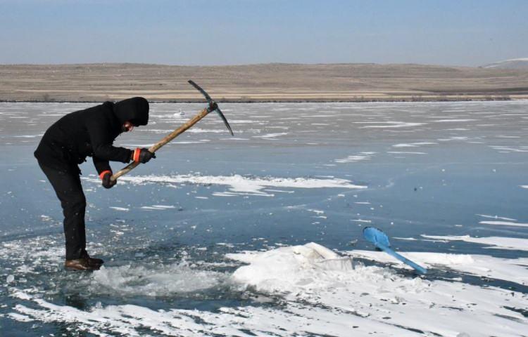 <p>Yakup Topkaya, "Ardahan Çıldır Gölü'nde balıkçılık yapıyorum. Eksi 20 derece soğukta ekmeğimizi buzdan kazanıyoruz.</p>
