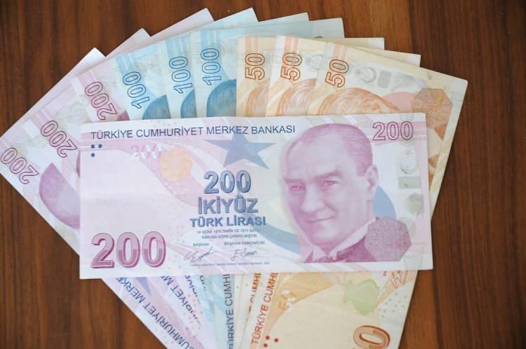 <p> Buna göre, enflasyondaki düşüş nedeniyle ocak ayında devreye giren güncelleme katsayısı sonrası zam yüzde 30 değil yaklaşık yüzde 17 olarak göründü.</p>
<p>2022 yılında SSK ve Bağ-Kur emekli aylıklarına ocakta yüzde 25,47, temmuzda yüzde 42,35 zam yapıldı. </p>
<p> </p>