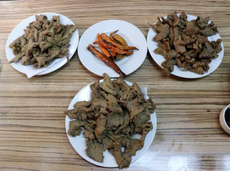 <p>iğercinin bir tanesi var; önüme koyduğu masa, tabak, çatal, sunum, dükkânın ferahlığı, 50 kişilik bir salona 10 tane personel koymuş. Diğeri 20 metrekare yer, 1 kişi ile çeviriyor. Misafir geldiğinde insanlar iyi yerlere gitmeye bakıyor. Kalite olarak hepsi aynı. Bütün ciğerciler 'A kalite' iş yapıyor. Edirne’de kötü ciğer yapan bir ciğerci yok. Ancak tavan fiyat belirlenmesi gerektiğini düşünüyorum ve tavan fiyatı verdik. Ama bazı ciğerciler, küçük dükkânı olanlar 90 TL’ye, 80 TL’ye satar. Buna hiçbir itirazımız olmaz, kızmayız da. Herkes istediği fiyattan satabilir, serbest piyasa ekonomisi. Bu yüzden ciğere ve köfteye en yüksek fiyatı, tavan fiyat olarak belirledik ve ilgili meslek komitemizden, yönetimimizden, meclisimizden geçti" dedi.</p>