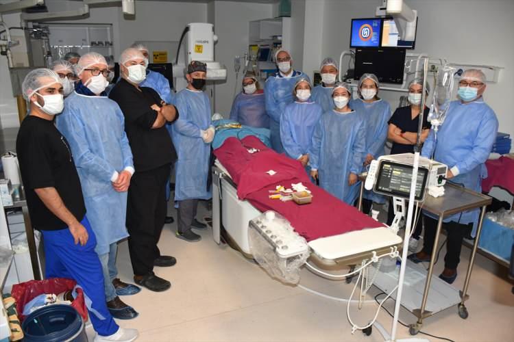 <p><strong>"Hastayı 1-2 saat takibinden sonra evine gönderebiliyoruz"</strong></p>
<p>Doç. Dr. Berat Acu ise Türkiye'nin girişimsel radyoloji konusunda dünyada sözü geçen ülkelerden olduğunu vurguladı.</p>
