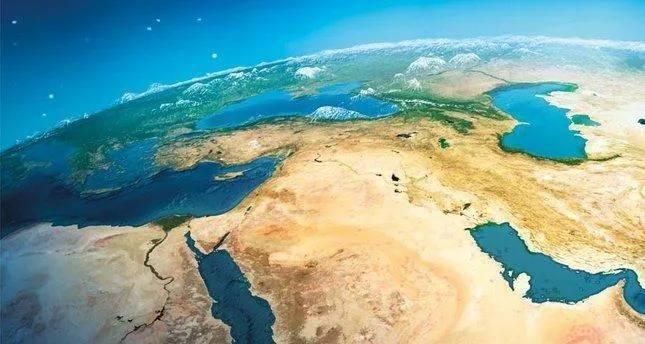 <p><strong>'TÜRKİYE YENİ BİR ÇAĞ AÇABİLİRDİ'</strong></p>
<p>Hocasının bazı güçler tarafınca sabote edildiğini ifade eden akademisyen, projenin önemine şöyle değindi: "Engin Hoca’nın proje hakkında söylemiş olduğu ‘Türkiye’nin iç ve dış borçlarını 350 kez ödeyebilecek’ lafına katılıyorum. Hatta ondan biraz daha ileri götürüyorum: ‘İç ve dış borçlarımızı kapatır, üstüne katma değer sağlar, yeni teknolojilerin de yolunu açardı. Yeni bir teknolojinin kapısını açardı.’ Türkiye yeni bir çağ açabilirdi. Bundan sonra da açacaktır Allah’ın izniyle. Yani bizim insanımız zeki, biz de bu çalışmalara devam ediyoruz. Hiçbir zaman adımımızı geri atmadık. Bu konular çok hassas konular fakat ülkemizin geleceği için çok önemli olduğunu ifade etmek istiyorum."</p>