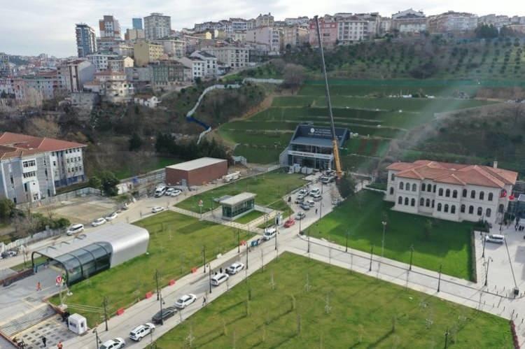 <p>KAĞITHANE – EYÜPSULTAN (GÖKTÜRK) - İSTANBUL HAVALİMANI METRO HATTI PROJESİ HAKKINDA</p>

<p> </p>

<p>SABAH'ın görüntülediği İstanbul Havalimanı metro hattı 9 istasyondan oluşuyor. Gayrettepe İstasyonu'dan başlayıp İstanbul Havalimanına ulaşan hat 37,5 kilometre uzunluğundaki hat, İstanbul'un, Türkiye'nin ve bölgenin şehirlerarası ve uluslararası hava ulaşım terminali İstanbul Havalimanı'na doğrudan raylı sistem ile güvenli, hızlı ve ekonomik şekilde ulaşmak mümkün oluyor.</p>
