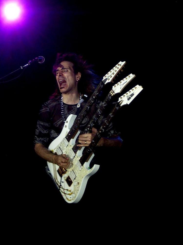 <p><span style="color:#000080"><strong>30 yıllık kariyer hayatı boyunca enstrümental rocktan hard rock'a, heavy metalden progressive rock'a pek çok farklı tarzda kayıtlar gerçekleştiren Steve Vai, 1980 yılından bu yana tekniği ve ürettikleriyle kendisinden sonra gelen jenerasyonlara ilham kaynağı oldu.</strong></span></p>