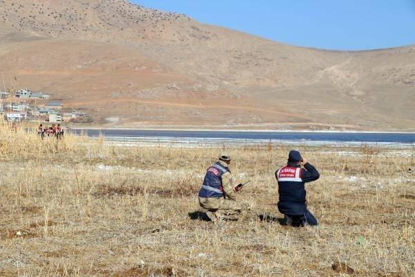 <p>Van'da jandarma ekipleri, kışı geçirmek için Rusya'dan göç ederek, Van Gölü Havzası'ndaki sulak alanlara gelen ve nesilleri tükenme tehlikesiyle karşı karşıya kalan ötücü kuğuları koruma amacıyla 7/24 denetimlerde bulunuyor. </p>
