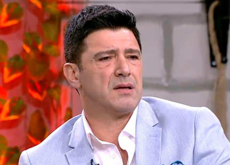 <p><span style="color:#000000"><strong>Hakan Ural'ın gazetede yer alan röportajı şu şekilde;</strong></span></p>
<p><span style="color:#000080"><strong>"ELEŞTİRİ DEĞİL HAKARET EDİYORLAR"</strong></span></p>
<p><span style="color:#8B4513"><strong>4 yıldan beri 125 bin tweet ile linç şampiyonu olduğunu belirten Ural, </strong></span><span style="color:#000080"><strong>"Yazılanlar eleştiri boyutunda kalmıyor. Hakarete varıyor. İnsanın anasına, babasına bile sövüyorlar. Bu cenahın karşıt görüşlere karşı tutumu hep böyle. Beni ben olduğum için değil, siyasi görüşüm nedeniyle hedef haline getiriyorlar. Halbuki ideolojik farklılıklar zenginliklerimizdir. Eleştiri elbet olacak ancak hakaret ediyorlar"</strong></span><span style="color:#8B4513"><strong> dedi.</strong></span></p>