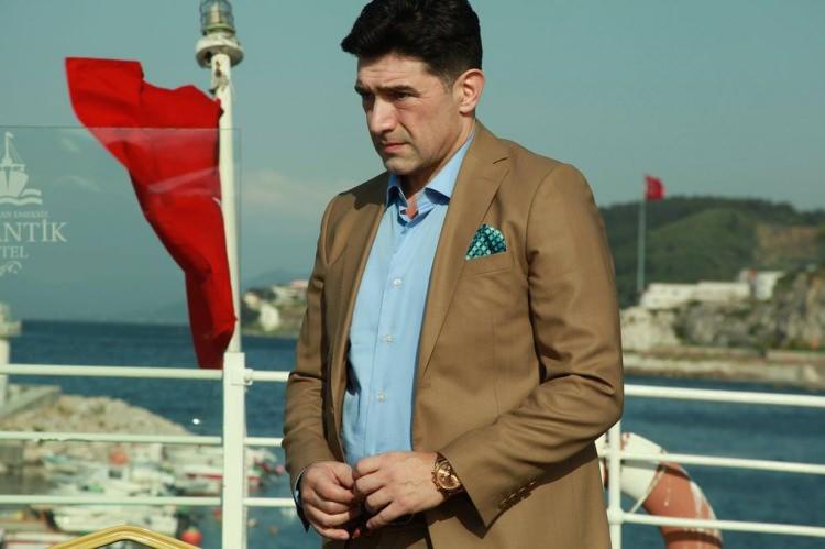 <p><span style="color:#000080"><strong>"ELEŞTİRİLER BENİM NİŞANEMDİR"</strong></span></p>
<p><span style="color:#8B4513"><strong>Kendisini eleştirenler laf anlatmanın zaman kaybı olduğunu belirten Ural, </strong></span><span style="color:#000080"><strong>"Adamlar, Cumhurbaşkanına, milli savunmaya, vatana, millete sövüyor. Hakan Ural bu bağlamda kim ki? Vatan millete sövmeyi meziyet sayan bu zihniyetin eleştirileri benim nişanemdir. Karşıt görüşleri ötekileştirmeyi, zombi olarak görmeyi meziyet sayıyorlar. Ben vatan millet sevgimi dile getirdikçe buna tahammül edemiyorlar. Bu isimler değişir ancak zihniyet değişmez. Bin yıldan fazladır bu millet üzerine oynanan oyunlar tersine döndü. Asıl itirazları buna" </strong></span><span style="color:#8B4513"><strong>dedi.</strong></span></p>