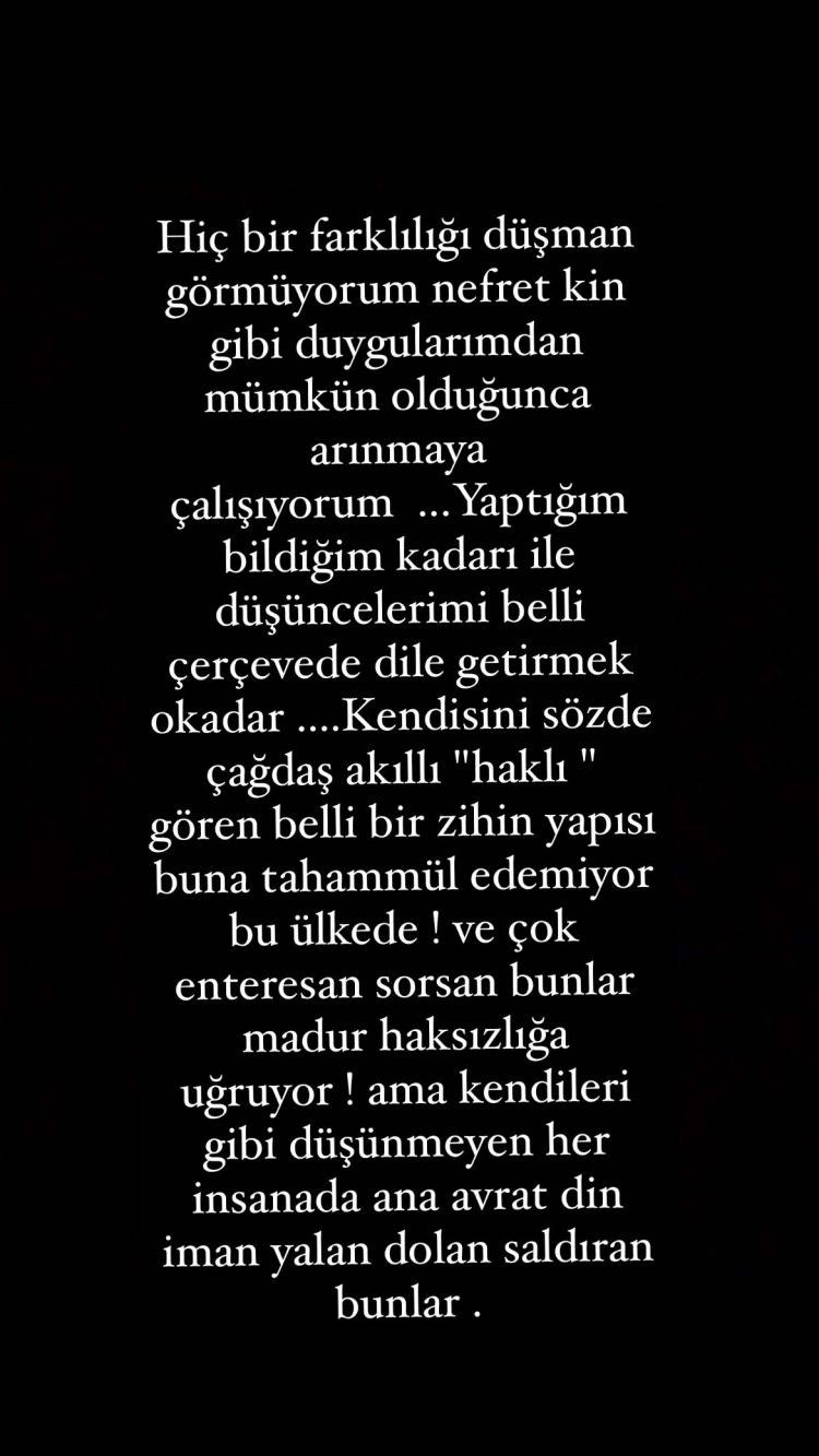 <p><span style="color:#008080"><strong>"Hiçbir farklılığı düşman görmüyorum. Nefret kin gibi duygularımdan mümkün olduğunca arınmaya çalışıyorum. Yaptığım, bildiğim kadarıyla düşüncelerimi belli çerçevede dile getirmek o kadar... Kendisini sözde çağdaş, akıllı 'haklı' gören belli bir zihnin yapısı buna tahammül edemiyor bu ülkede! Ve çok enteresan; sorsan bunlar mağdur, haksızlığa uğruyor. Ama kendileri gibi düşünmeyen her insana ana avrat din iman yalan dolan saldıran bunlar." </strong></span><a href="https://www.yasemin.com/"><span style="color:#FFFFFF"><strong>(Yasemin.com)</strong></span></a></p>
