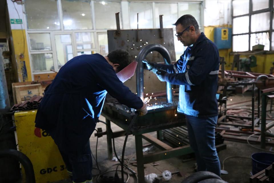 <p> Ayrıca okulumuz çevre ilçelerdeki okullarda bulunan akıllı tahtaların bakım ve onarımına yönelik destek merkezidir. Yine Bakanlığımızın protokolü gereği okullara basketbol potası imalatı gerçekleştirdik. </p>