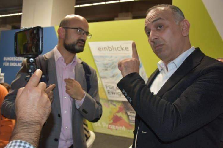 <p><strong>SABAH ALMANYA TEMSİLCİSİNE SALDIRDI</strong></p>
<p>Ercan Karakoyun, Sabah Almanya Temsilcisi İsmail Erel'e 23 Ekim 2022'de Frankfurt Kitap Fuarında görevi esnasında saldırıp elinden zorla telefonu alarak yaralanmasına neden olmuştu.</p>