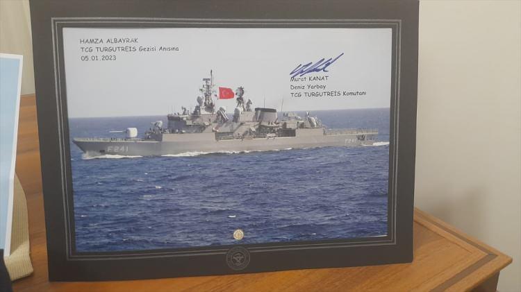 <p><strong>"Milli duyguları güçlü bir çocuk" </strong></p>
<p>Sınıf öğretmeni Hanife Şener ise Hamza'nın meraklı ve soru sormayı seven bir öğrenci olduğunu belirterek, "Deniz Kuvvetleri Komutanlığının mektubu görünce dönüt vermesi ve dikkate alması bizi çok mutlu etti. Geldiler bizi okuldan aldılar. Tüm sınıf gittik. Bizi orada çok güzel bir şekilde ağırladılar. Çok mutlu olduk hepimiz. Çocuklar için de farklı bir deneyimdi." diye konuştu.</p>