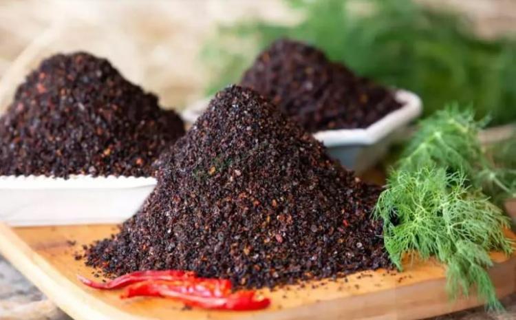 <p><strong>Türk mutfağında yemeğe lezzet vermek için sıklıkla kullanılan, siyah rengini dövülen kurutulmuş biberlerden alan isot, birçok hastalığa iyi geldiğide uzmanlar tarafından söylenmekte.</strong></p>
