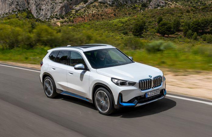 <p><strong>BMW</strong></p>

<p> </p>

<p>Kapsamlı bir ürün gamı ile elektrikli otomobil pazarında varlık gösteren Alman üretici BMW, 2023'te kompakt SUV modeli X1'in elektrikli versiyonu olan iX1'i Türkiye'ye getirecek.</p>
