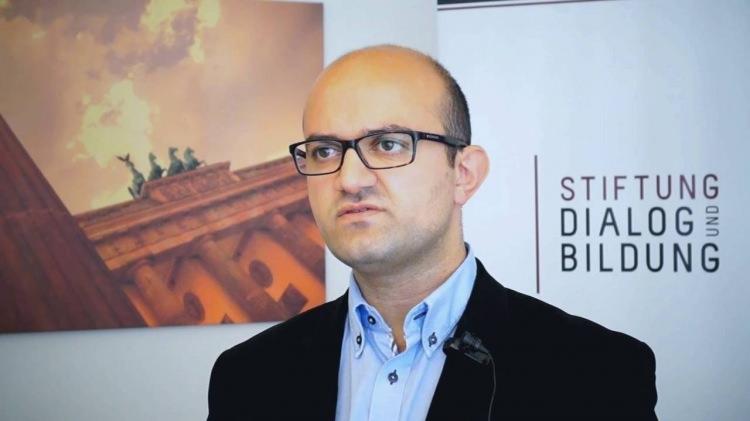 <p>Karakoyun'un Ocak 2017'de Herder Verlag tarafından yayımlanan "Gülen Hareketi- O ne istiyor! (Die Gülen Bewegung-Was sıe ıst, was sıe wıll) isimli kitabın da yazarı.</p>
<p> </p>