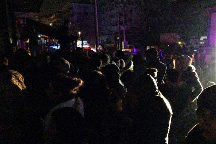 <p>İndirimin bugüne özel olmadığını müşterilere belirtmesine rağmen mağaza önünden ayrılmadıklarını ifade eden Kırak, “Yoğunluk olmasın diye gece saat 00.00’da kampanyamızı başlattık. Buna rağmen Diyarbakır’da ne kadar insan varsa kapımıza toplandı. Sadece Diyarbakır merkezden değil, ilçelerden bile insanlar akın etti. Biz bu kadar kalabalık beklemiyorduk. Bu yoğunluğu gerçekten kaldıramıyoruz.</p>