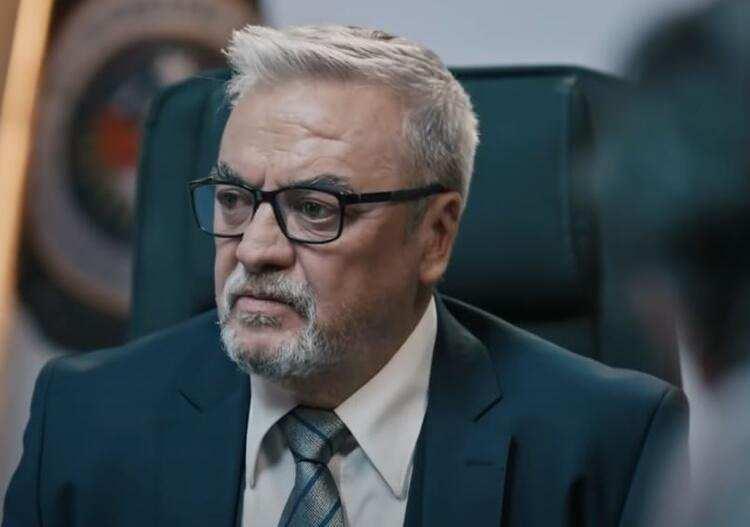 <p><span style="color:#000000"><strong>Teşkilat dizisinde oynarken evde beyin kanaması ge&ccedil;iren ve &ouml;l&uuml;mden d&ouml;nen usta akt&ouml;r, yeni dizisi 'Y&uuml;rek &Ccedil;ıkmazı'nın &ccedil;ekimleri sırasında yaşadığı bir başka talihsiz olayla yeniden g&uuml;ndeme geldi.</strong></span></p>
