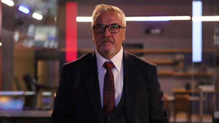 <p><span style="color:#000000"><strong>Y&uuml;rek &Ccedil;ıkmazı'nda oynadığı Yılmaz karakteriyle b&uuml;y&uuml;k beğeni toplayan &uuml;nl&uuml; oyuncu, &ccedil;ekimler esnasında dişi &ccedil;ıkınca doktora gitmek i&ccedil;in set aracına bindi.&nbsp;</strong></span></p>
