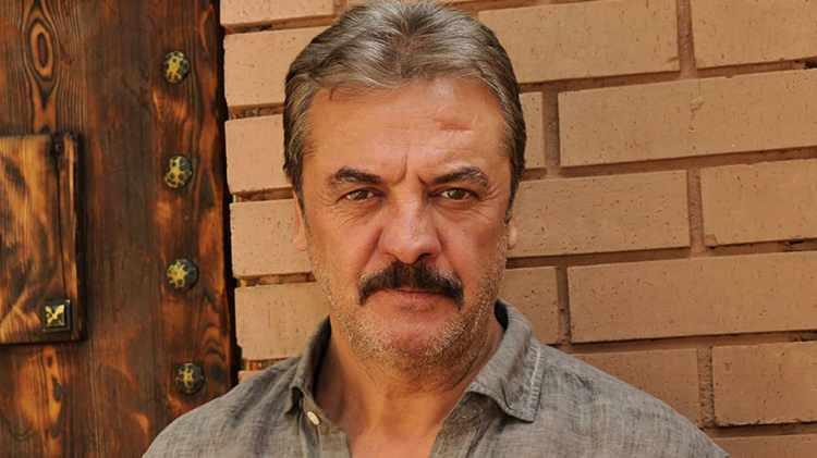 <p><span style="color:#000000"><strong>Ara&ccedil;tan indikten sonra aniden dengesini kaybeden Akusta, bir anda kendisini yerde buldu. Arabayı kullanan şof&ouml;r ise arkasına bakmadan arabayı &ccedil;alıştırdı ve yere d&uuml;şen oyuncunun parmaklarını ezdi.&nbsp;</strong></span></p>
