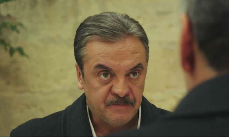 <p><span style="color:#000000"><strong>Acılar i&ccedil;erisinde kıvranan 58 yaşındaki oyuncunun 3 parmağı kırıldı.&nbsp;</strong></span></p>
