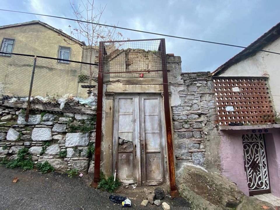 <p>İzmir'in Konak ilçesinde, en son 1923'te restore edilen ve mülkiyeti İzmir Vakıflar Bölge Müdürlüğü'ne ait Ali Reis Mescidi'nden geri kapısı ve kitabesi kaldı. </p>
