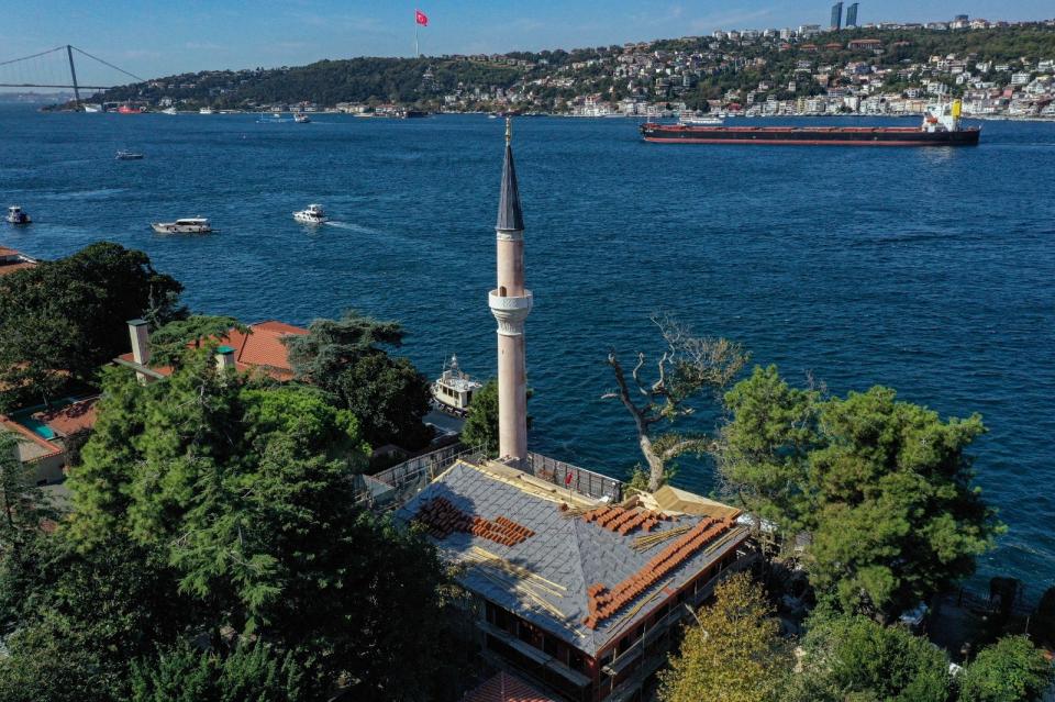 <p>Boğaz’ın incisi olarak nitelendirilen yalı camilerinden, 2020’de yangında büyük bir kısmı yanan 358 yıllık Vaniköy Camii’nde, 18 ay önce başlatılan restorasyon çalışmalarında sona gelindi. Yaklaşık iki yıl önce yaşanan yangında büyük bir kısmı yanan tarihi caminin restorasyonunun yüzde 90’ı tamamlandı. Küllerinden yeniden doğmak için gün sayan Vaniköy Camii, yapılan titiz çalışmalar ile aslına uygun olarak ihya ediliyor. Yangın enkazından çıkan tahrip olmuş ahşaplar da peyzaj alanında aydınlatma olarak kullanılırken bazı parçalar Hünkar Kasrı’nda sergilenecek. Tarihi Vaniköy Camii’nin açılışı ile birlikte üst katında bin 600 kitaplık İstanbul ile ilgili nadide kitapların bulunduğunu bir kütüphane de hizmete girecek. Caminin önümüzdeki ay hizmete açılması planlanıyor.</p>

<p> </p>
