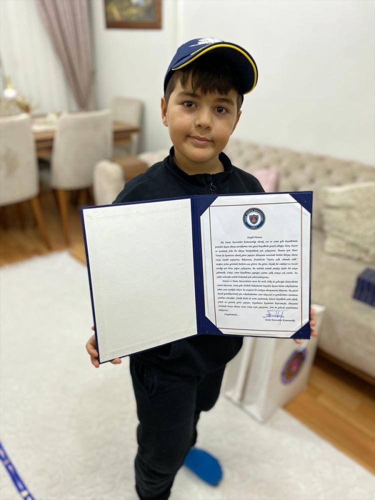 <p>Milli değerleri önemsediklerini vurgulayan Şener, "Elimizden geldiğince çocukların milli duygularını güçlendirmeye çalışıyoruz. Milli duygular içinde etkinlikler ve şiir yarışmaları yapıyoruz. Hamza da şiir okumayı çok sever. Kahramanlık anlatan şiirleri daha coşkulu ve güzel okur. Milli duyguları güçlü bir çocuk." dedi.</p>