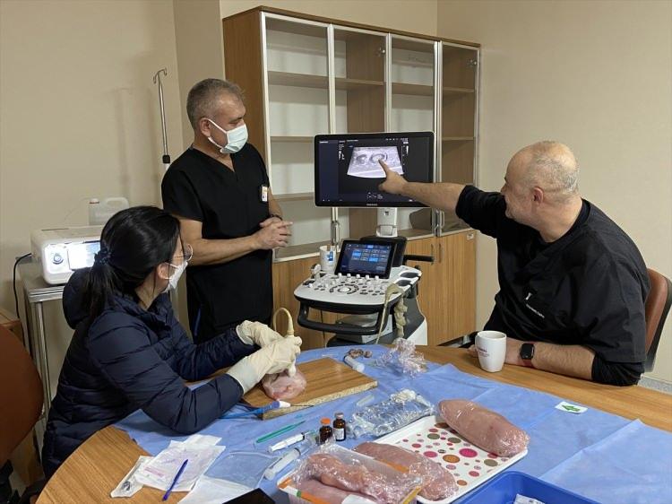 <p>Tayland'ın başkenti Bangkok'taki polis hastanesinde görevli Angkoon Anuwong da kariyerinde birçok tiroit vakasıyla ilgilendiğini ancak tiroit ablasyonu işleminin ülkesinde yapılmadığını bildirdi.</p>