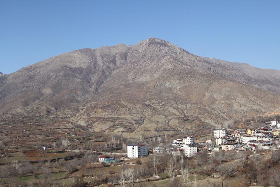 <p>Dağların zirvesinde biraz kar var ama burada hiç kar yok. Yağışların olmaması meyve ağaçlarımızı yanıltıyor. Ağaçlar bu havaya güvenerek tomurcuk açarsa birde peşinde yağış olup don olursa hepsi telef olur” dedi.</p>