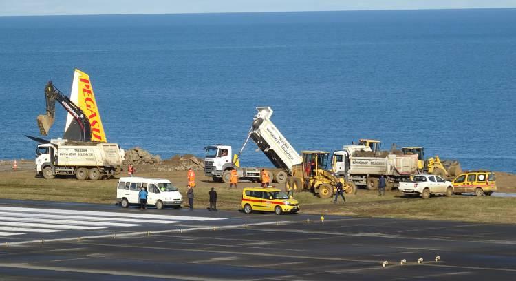 <p>Kazanın ardından uçağın Birinci Pilotu Ender Bayraktar, "41 yıllık pilotum, 3 yıldır bu şirkette görev yapıyorum. Ankara Esenboğa Havaalanı'ndan kalkış öncesi uçuş seyir defterini aldım, uçakta herhangi bir sorun yoktu. Uçakla 22.30 sıralarında kalkış aldık. İniş ve kalkışlardan ikinci pilot sorumludur. Kuleyle görüştüm, Trabzon'da havanın yağışlı olduğunu öğrendim. Pist açık ve net gözükmekteydi. İkinci pilot inişi gerçekleştirdi. Normal bir iniş gerçekleştirdikten sonra uçak durmadı. Uçak durmayınca kontrol otomatik olarak bana geçti. Fren yaptım, uçak sol tarafa yöneldi, bir kez daha durmak için fren yapınca uçak sol taraftan pistten çıktı. Uçağın sağ motoru istem dışı hareketle aniden hızlandı, toprak zemine de çarpan motor bulunduğu yerden koparak denize doğru düştü. Sonra biz de toprak zeminde bir süre sürüklendikten sonra durduk" dedi.</p>

<p> </p>
