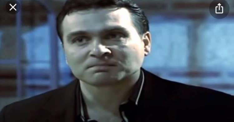 <p><span style="color:#000000"><strong>Hatta öyle ki Kurtlar Vadisi dizisinde Çakır ve Memati karakterlerinin 44. bölümde cezaevindeki flashback sahnelerinde Kaynarca'yı kardeşi Turgay Kaynarca'nın oynadığı öğrenildi. </strong></span></p>