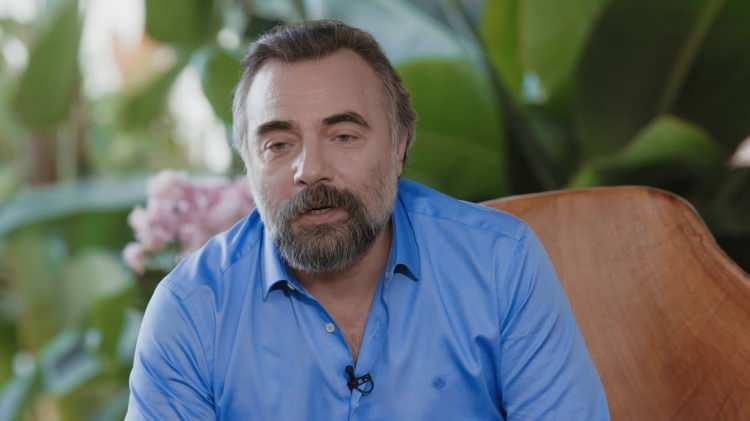 <p><span style="color:#000000"><strong>İki kardeşi yan yana görenler ''Resmen kopyası'', ''Oktay Kaynarca sandım'' ve ''Hık demiş burnundan düşmüş'' gibi yorumlar yaparken birçok kişi ikiliyi ayırmakta zorlandı. </strong></span></p>