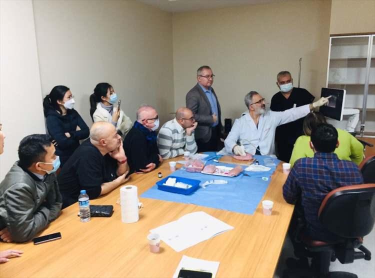 <p>Özellikle Ankara, İstanbul ve İzmir'de uygulanan bu yöntemler konusunda girişimsel radyologların iyi bir deneyime sahip olduğunu, bunun da yurt dışından takip edildiğini dile getiren Acu, sözlerini şöyle sürdürdü:</p>
<p>"Tiroit nodüllerine, kesi olmadan hastayı aynı gün taburcu edebilecek şekilde operasyonlar yapıyoruz. İşlem sonrası hastayı 1-2 saat takibinden sonra evine gönderebiliyoruz. Boynunda herhangi bir iz olmadan, işlem sonrası yoğun bakım ihtiyacı veya hastanede yatış şeklinde olmayan işlem yapıp hastayı gönderiyoruz. İşlem sonrası da hastanın konforu gayet iyi oluyor. Hasta da memnun oluyor.</p>