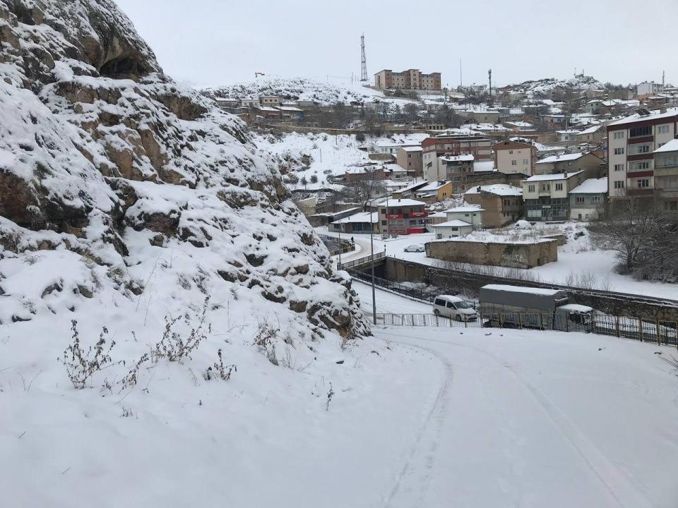 <p> </p>

<p>Bu sene dikkat ederseniz gribal enfeksiyonlar adeta bir patlama yaptı. Çünkü havada fazla bir yağış olmadığı, özellikle kar yağışı olmadığı için havada virüsler çok rahat bir şekilde yayılabildi. Bir de hava sıcaklıklarının mevsim normallerinin üzerinde olması da zaten virüslerin üreyebileceği, çoğalabileceği bir optimum ortam hazırladı. Dolayısıyla bu sene salgında çok önemli rol oynadı.”</p>
