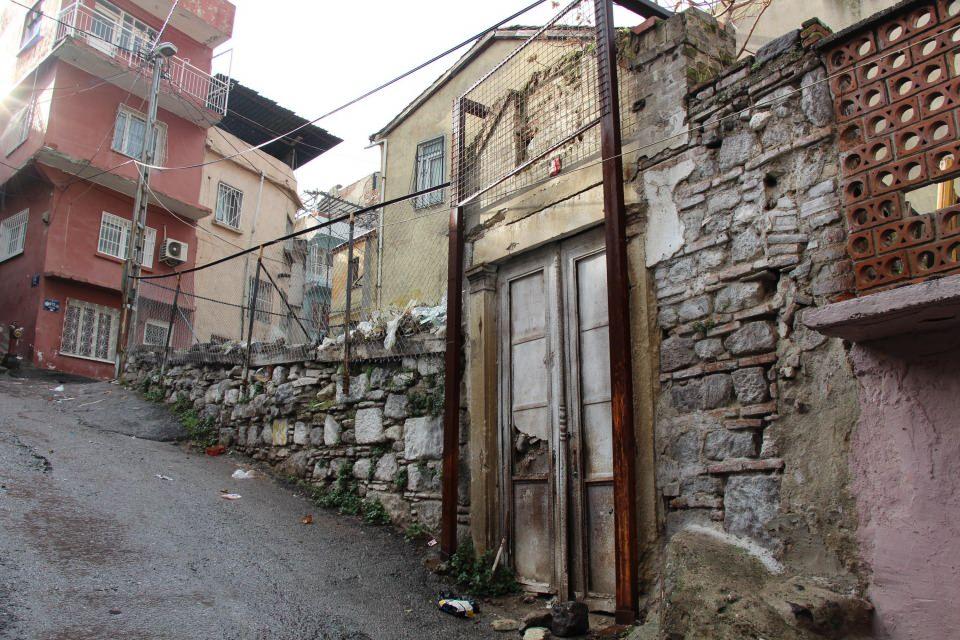 <p><strong>'KİTABE MÜZEYE KALDIRILDI'</strong></p>
<p>Ali Reis Mahallesi'nin, kentin en eski mahallerinden olduğunu belirten Orhan Beşikçi, "Burada eski İzmir mimarisinin en güzel örneklerini görebiliyoruz. Ali Reis Mahallesi'nde çok önemli su yapıları, özellikle çeşmeler var.</p>