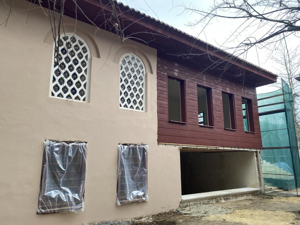 <p>Mehmet Kalyoncu, “Bu caminin ihyasına talip olduğumuz günden beri yaklaşık 50 kişi burada bugüne yeniden yapılanmasını taşıdı. Yüzde 90’ı tamamladığımız yeniden yapılanma çalışmasında sonlara yaklaştık. İnşallah önümüzdeki ay hizmete açacağız. Burada camimizi aslına en uygun hale getirmek bizim en önemli amaçlarımızdan biriydi. </p>
<p> </p>
