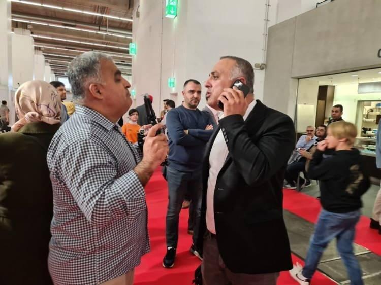 <p>İsmail Erel hastaneye başvurarak 4 hafta iş göremez raporu almış, sonrasında Alman Polis makamlarına başvurarak görevdeki basın mensubuna fiziki saldırı ve 'görevini yapmayı engellemek' nedeniyle suç duyurusunda bulunmuştu. Frankfurt polis makamlarına yapılan suç duyurusu halen devam ediyor.</p>
<p> </p>