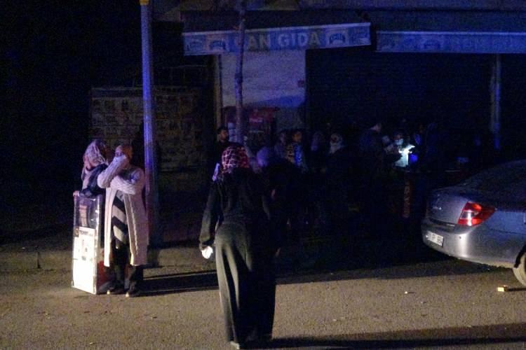 <p>“BU YOĞUNLUĞU GERÇEKTEN KALDIRAMIYORUZ”</p>
<p>Yoğunluk yaşanmasın diye kampanyayı gece yaptıklarını söyleyen işletmeci Recep Kırak, ilk defa böyle bir izdihamla karşılaştığını belirtti.</p>