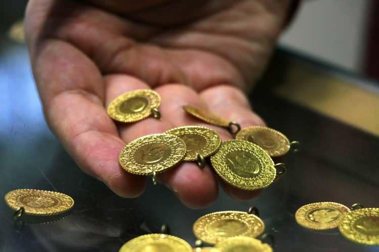 <p><strong>3 yıl sonra altın piyasasına geri döndü</strong></p>
<p>Üç yıllık aradan sonra Çin Merkez Bankası, Kasım ve Aralıkta art arda altın alımı yaptı. Banka Kasımda rezervine 32 ton altın ekleyerek 2019'dan bu yana ilk resmi altın alımını gerçekleştirdi. Banka, 2022 yılı aylık ortalama alımlarının üç katı büyüklüğünde altını rezervine kattı.</p>
