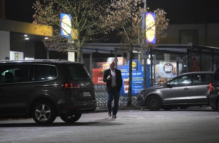 <p>Almanya'da izini sürdüğümüz Karakoyun, yaklaşık 1 dönüm arsa üzerine kurulu 1.5 milyon Euroluk değerdeki ultra lüks villasında yaşamını sürdüğünü tespit ettiğimiz Karakoyun'un 3 ayrı lüks marka aracı bulunuyor.</p>
<p></p>