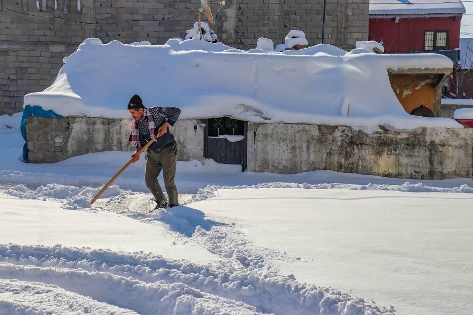 <p>“Şimdiye kadar kar yağmadı çünkü bize kuzeyden kolayca gelmesi gereken kutupsal cepheleri Grönland blokajı dediğimiz bir blokaj önemli ölçüde engelliyor. Dolayısıyla da güneyde salınımlar bizde çok etkili oldu. Bu da hava sıcaklıklarını mevsim normallerinin bir hayli üzerinde çıkardı ve tabii kar yağışını kesti diyebilirim.”</p>
<p> </p>